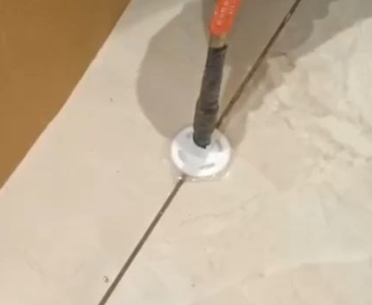 海兴瓷砖空鼓维修公司专业解答瓷砖在铺贴过程中，如果没有涂抹均匀到位的粘结材料（如水泥砂浆或瓷砖胶），可能会导致以下问题