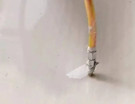 海兴瓷砖空鼓维修公司专业解答在瓷砖铺贴过程中，如果使用的砂料过粗（如全部使用了粗砂），可能会导致以下问题